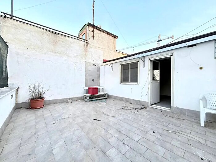 Appartamento trilocale in affitto in Vico Magazzini, Pozzuoli