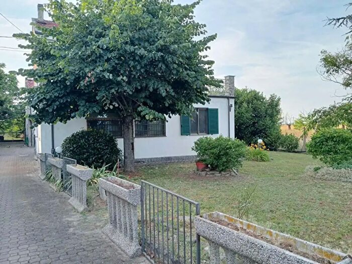 Casa con 10 locali in vendita in Alessandria