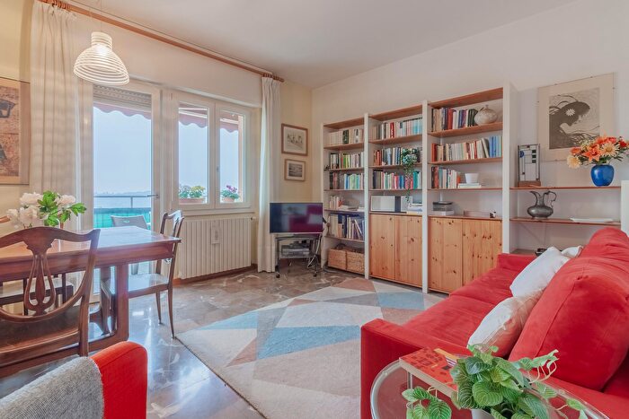 Appartamento con 5 locali in vendita in Via Leopardi, Cucciago