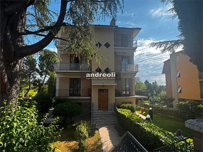 Appartamento con 8 locali in vendita in Jesi