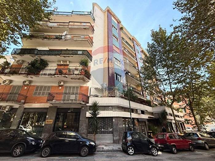 Appartamento con 5 locali in vendita in Via Giuseppe Bonito, Napoli