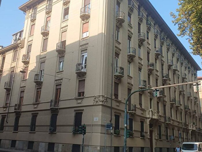 Appartamento con 5 locali in vendita in Corso Regina Margherita, Vanchiglia, Torino