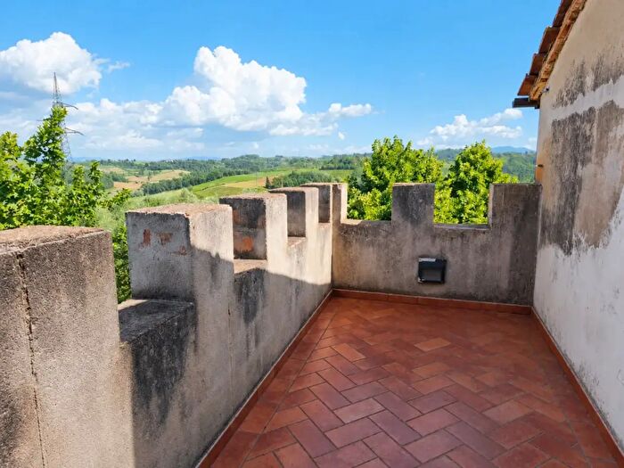 Casa con 10 locali in vendita in Terricciola