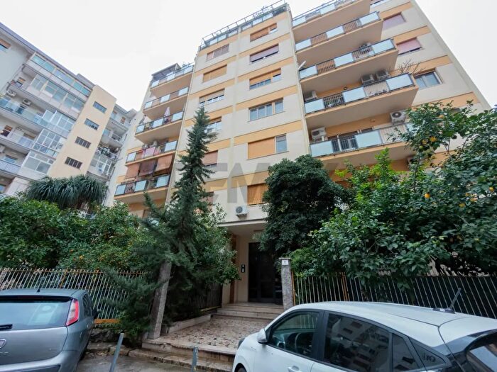 Appartamento con 5 locali in vendita in Via Versilia, Palermo