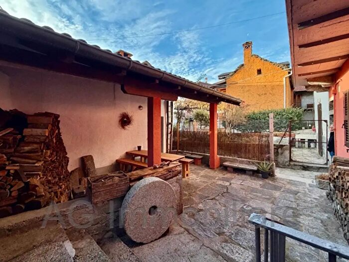 Casa con 6 locali in vendita in Via dellAssunta, Miazzina
