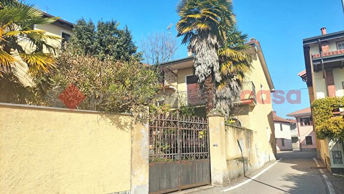 Casa con 8 locali in vendita in Via Papa Giovanni XXIII, Agrate Conturbia