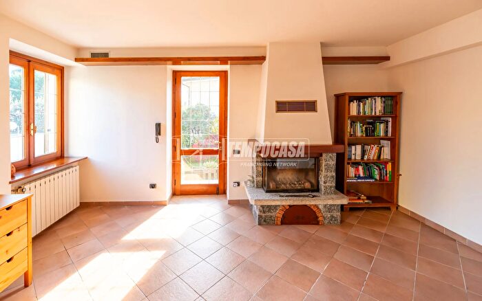 Casa quadrilocale in vendita in Angera