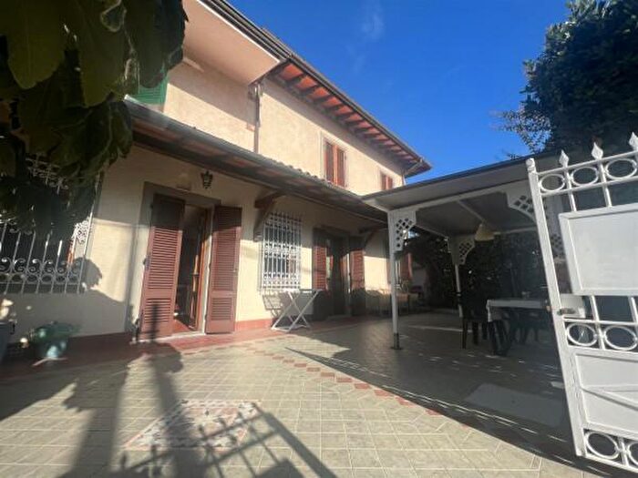 Casa quadrilocale in affitto in Forte Dei Marmi