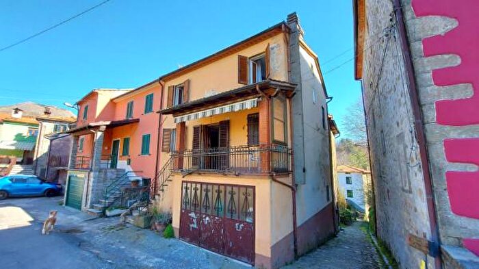 Casa con 6 locali in vendita in Bagni Di Lucca
