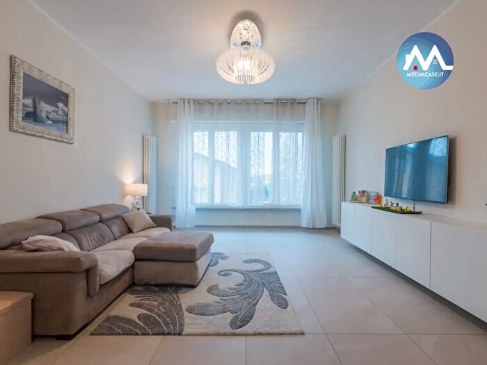 Appartamento con 5 locali in vendita in Via Arno, Pesaro