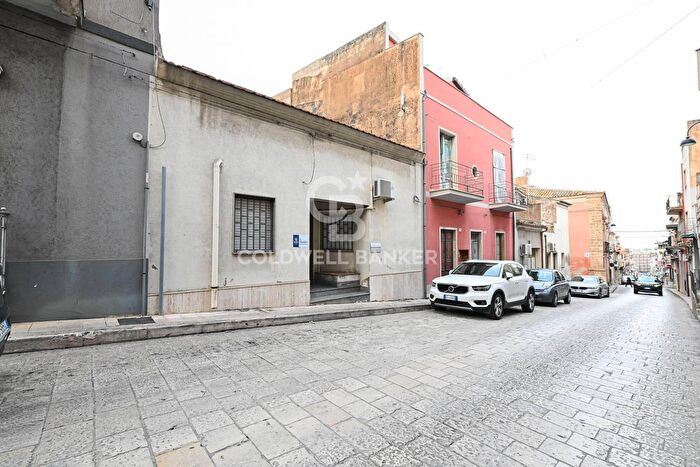 Casa quadrilocale in vendita in Via Generale Amato, Comiso