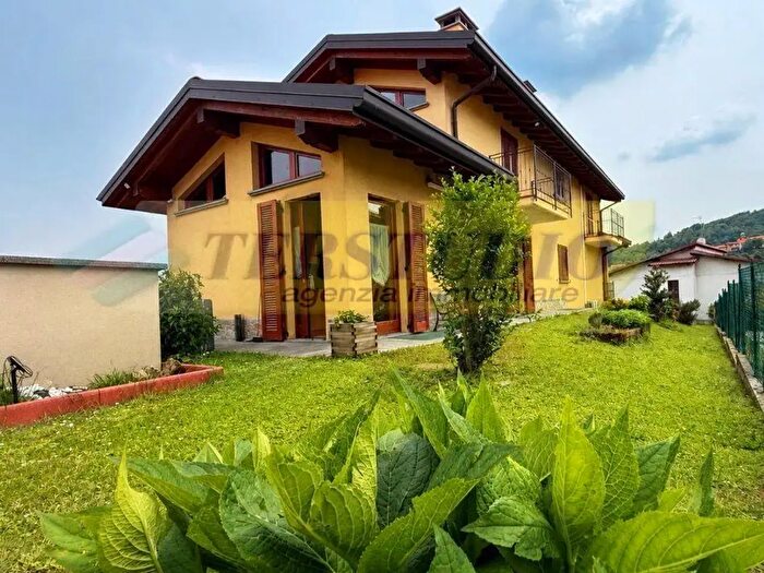 Casa con 5 locali in vendita in Via Ghislanzoni Snc, Calco