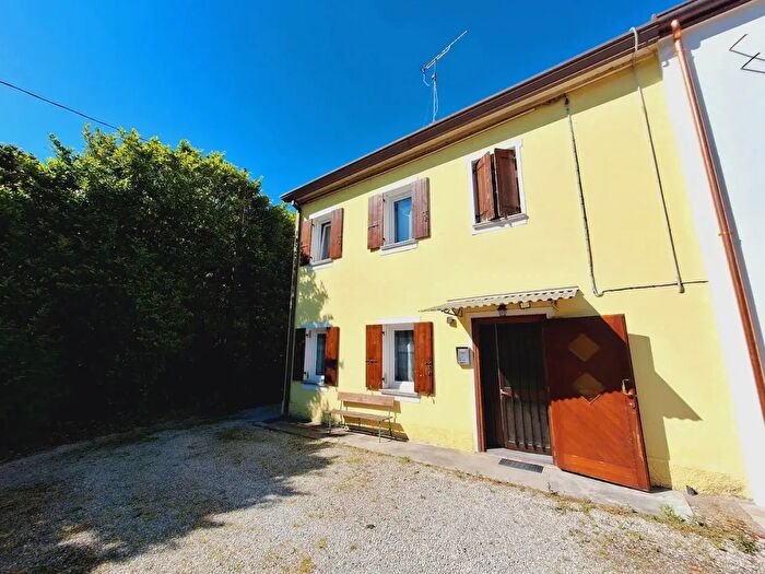 Casa quadrilocale in vendita in Piazza Vittorio Veneto, Cappella Maggiore