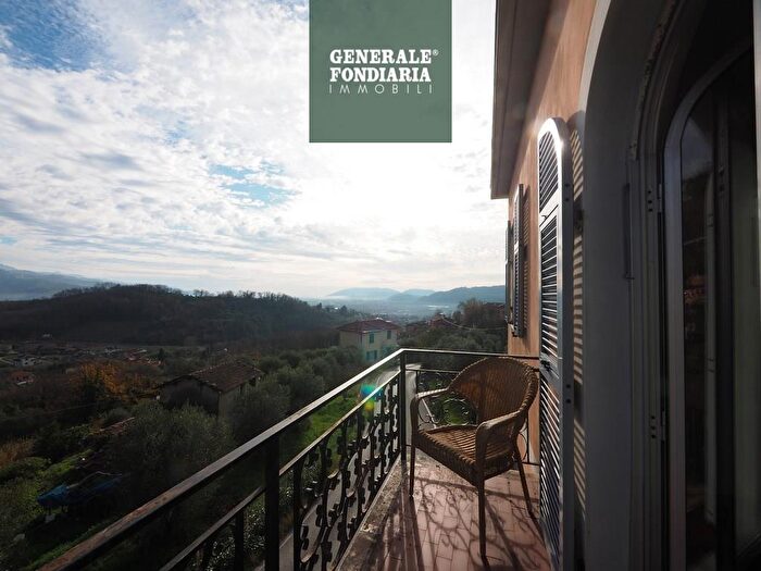 Casa con 10 locali in vendita in Bolano