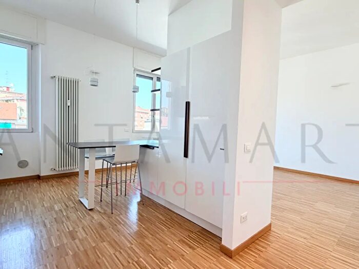 Appartamento trilocale in affitto in Via Giulio E Corrado Venini, Milano