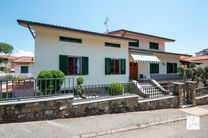 Casa con 6 locali in vendita in Viale dei Tigli, Pistoia