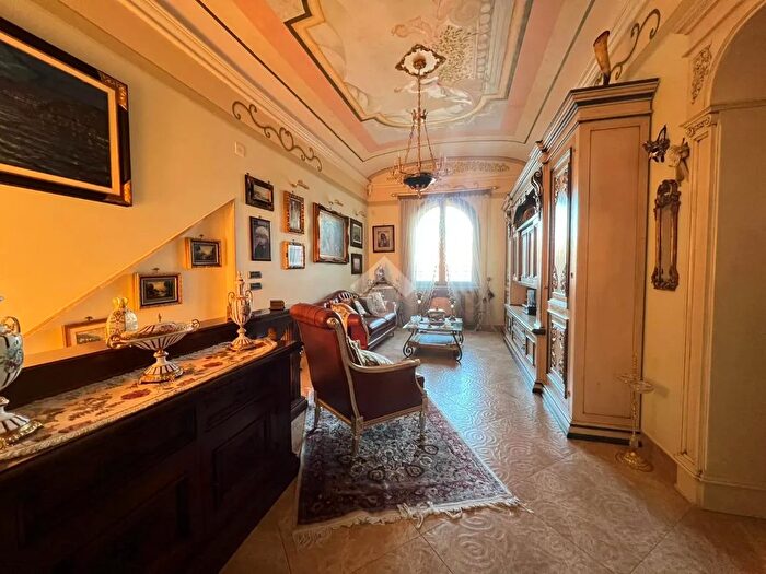 Appartamento quadrilocale in vendita in Piazza Mercato, Napoli