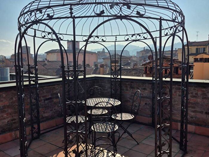 Appartamento trilocale in affitto in Via dal Luzzo, Centro Storico, Bologna