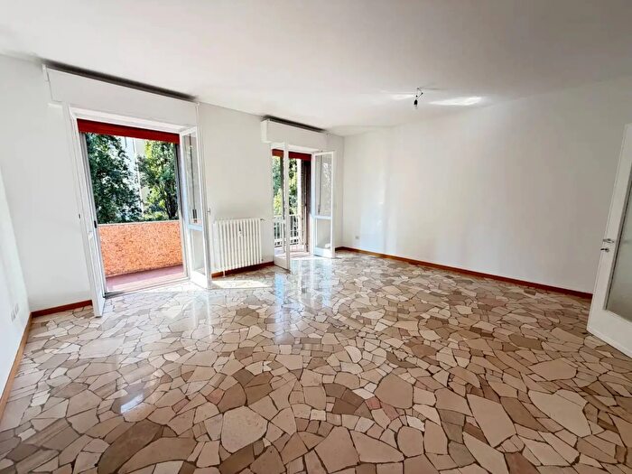 Appartamento trilocale in affitto in Via Colletta, Milano