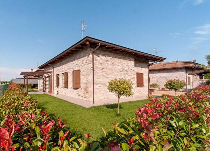 Casa quadrilocale in vendita in Via Case Nuove, Castelfranco Emilia