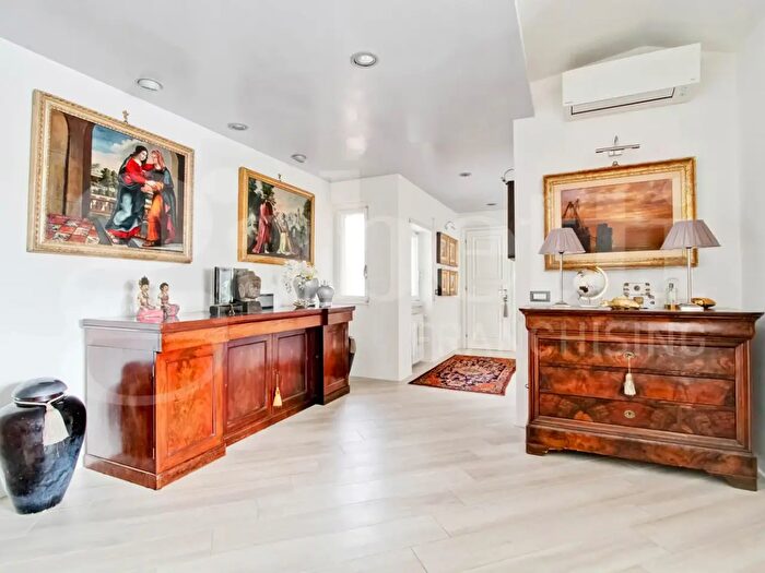 Appartamento trilocale in vendita in Via Fratelli Cervi, Roma