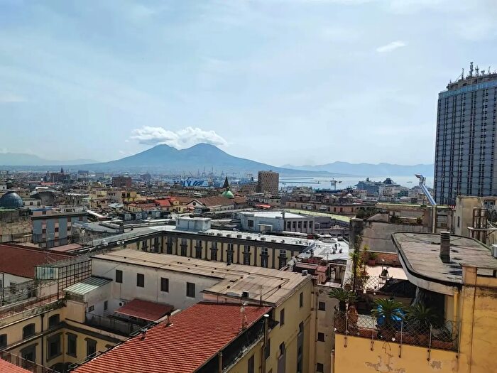 Appartamento con 5 locali in vendita in Piazza Carità, Napoli