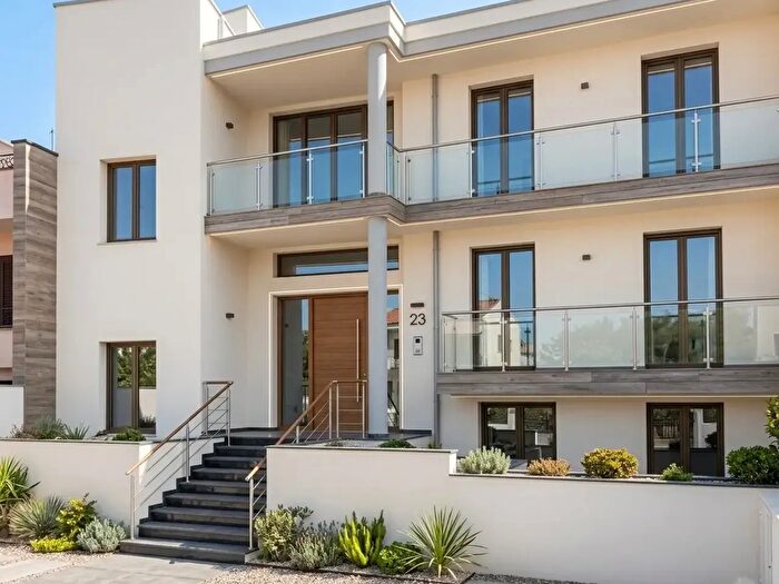 Casa con 10 locali in vendita in Via Cinuria, Castrignano De Greci