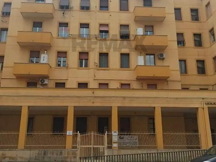 Appartamento con 6 locali in vendita in Via Rosso di San Secondo, Caltanissetta