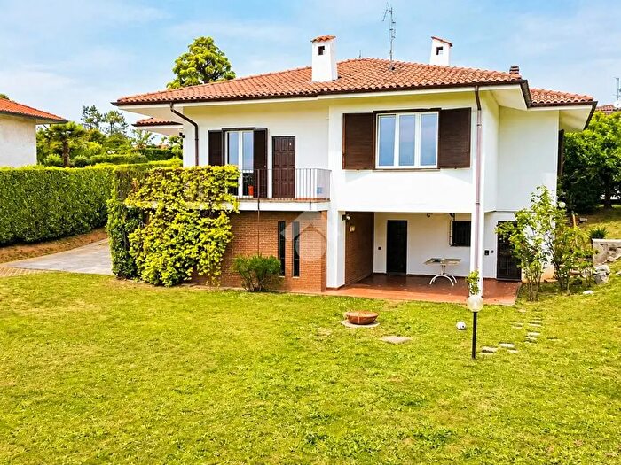 Casa con 5 locali in vendita in Via Roma, Casatenovo