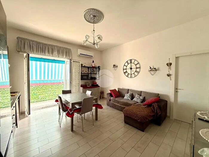 Appartamento trilocale in vendita in Via Umbria, Napoli