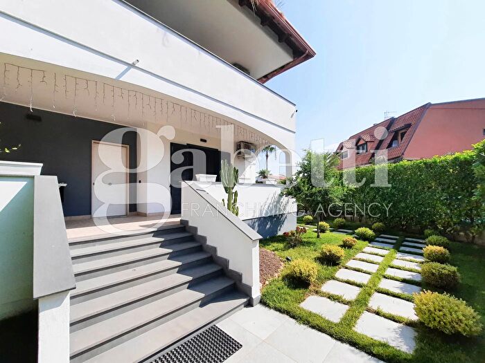 Casa con 8 locali in vendita in Via Domitiana, Giugliano In Campania