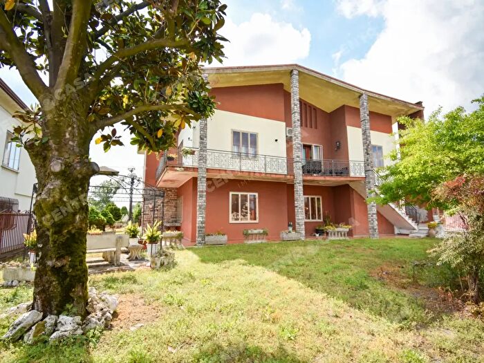 Casa con 6 locali in vendita in Concamarise