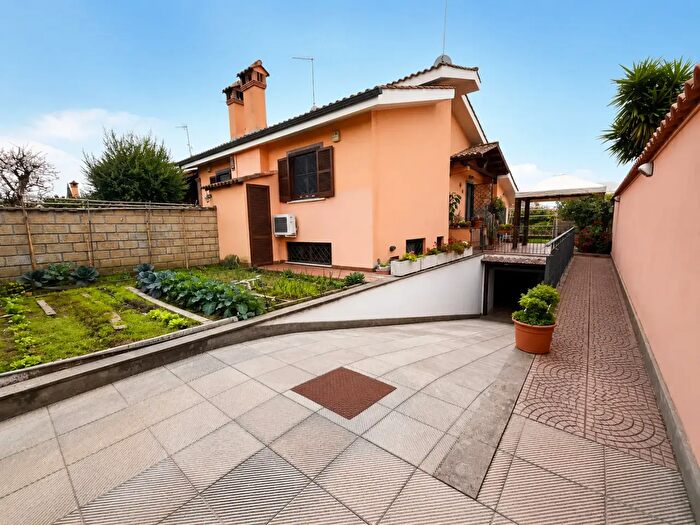Casa quadrilocale in vendita in Via Vandoies, Roma