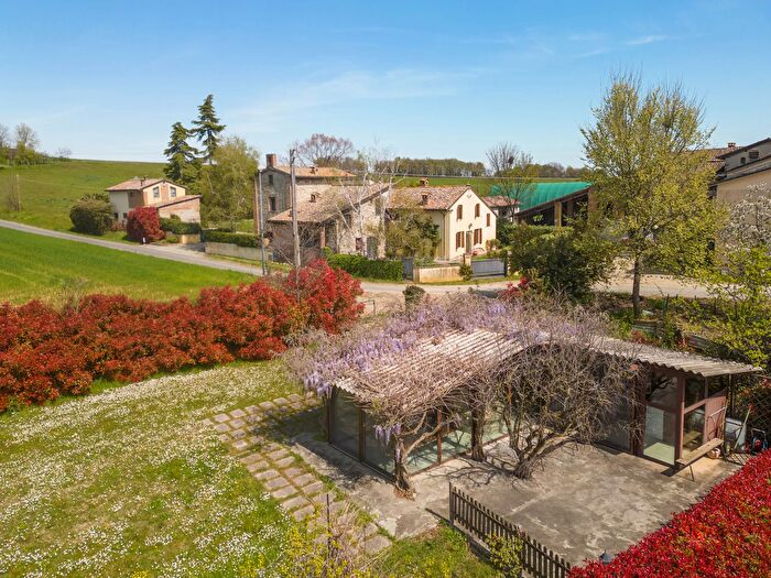 Casa con 20 locali in vendita in Strada della Manica, Alseno