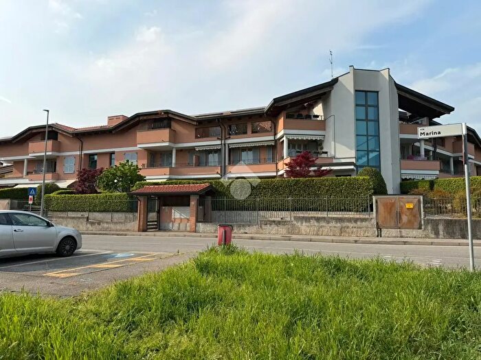 Appartamento trilocale in vendita in Via Marina, Lesmo