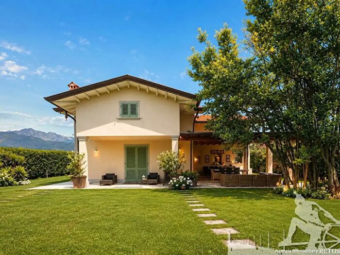 Casa con 10 locali in vendita in Forte Dei Marmi