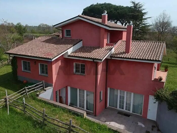 Casa con 7 locali in vendita in Via delle Pantane Sc, Vejano