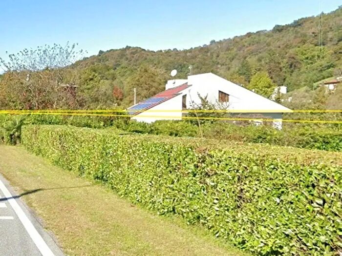 Casa con 7 locali in vendita in Cremenaga