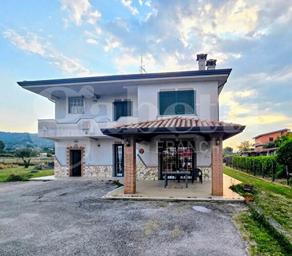 Casa con 11 locali in vendita in Via Lo Schiavo ° Traversa, Artena
