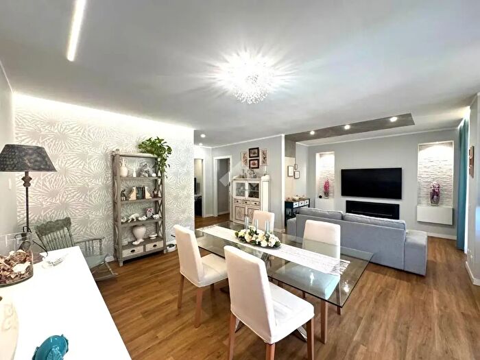 Appartamento con 6 locali in vendita in Via Natale Gallino, Genova