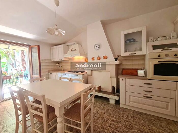 Casa con 7 locali in vendita in San Marcello