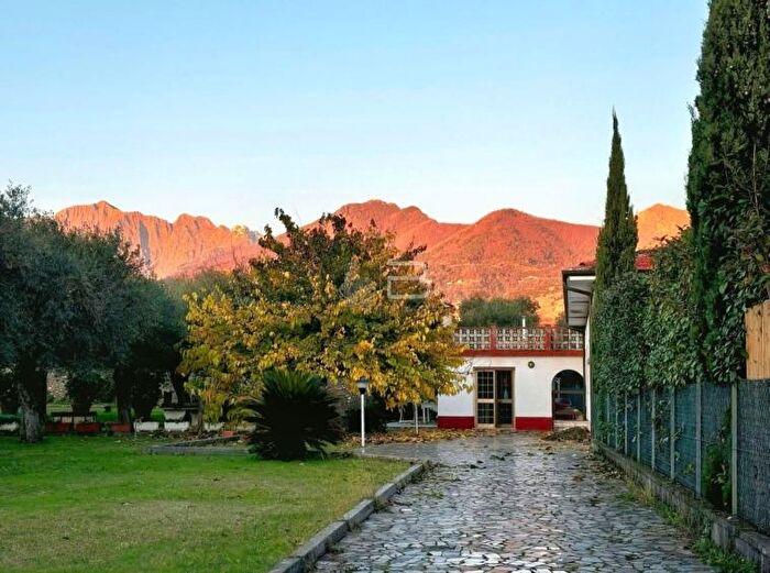 Casa con 7 locali in vendita in Seravezza