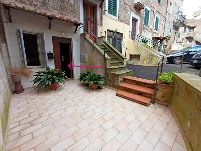 Appartamento trilocale in vendita in Via Mazzini, Caprarola