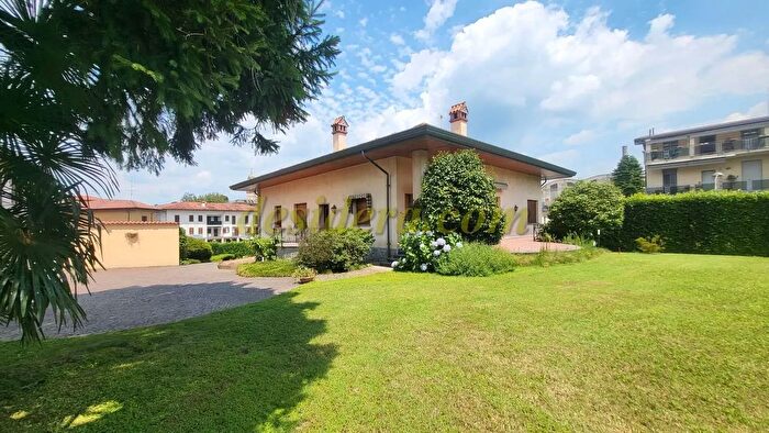 Casa con 15 locali in vendita in Castelletto Sopra Ticino