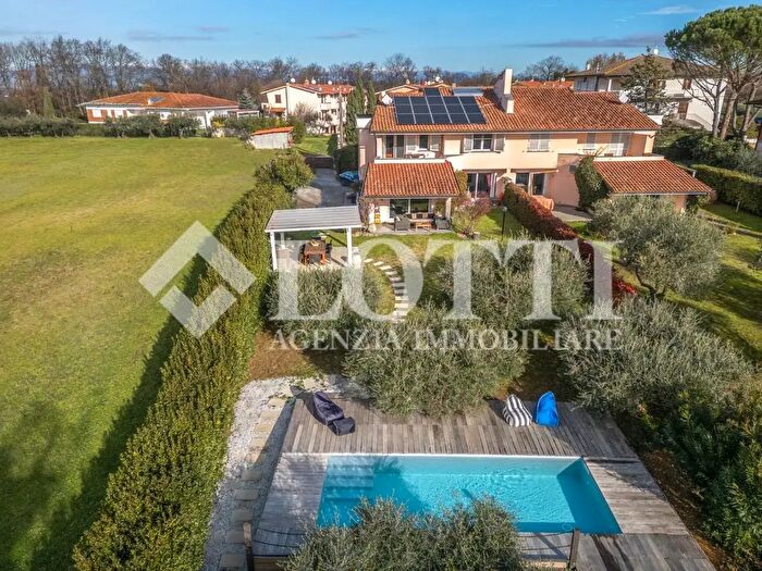 Casa con 8 locali in vendita in Bientina