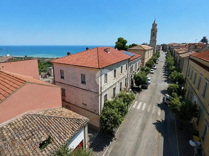 Casa con 10 locali in vendita in Corso Umberto I, Roseto Degli Abruzzi