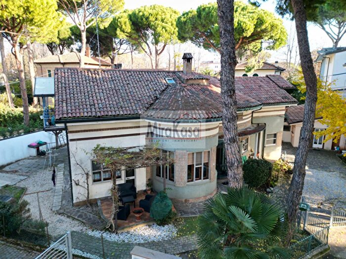 Casa con 9 locali in vendita in Rotonda Silvio Pellico, Cervia
