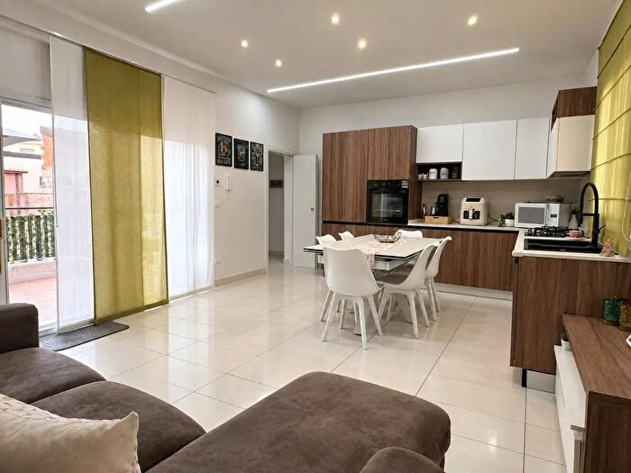 Casa con 6 locali in vendita in Via Dottore Antonino Portale, Biancavilla