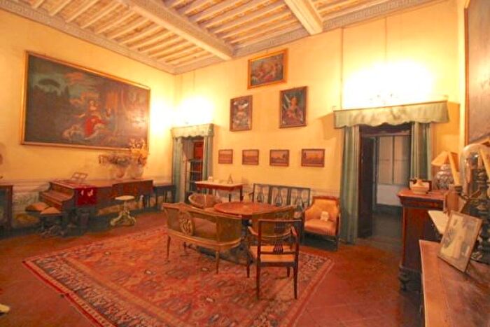 Casa con 6 locali in vendita in Piazza della Maddalena, Pescia