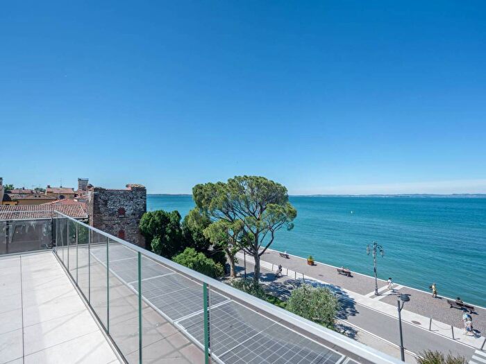 Appartamento trilocale in affitto in Lungolago Marconi, Centro, Lazise